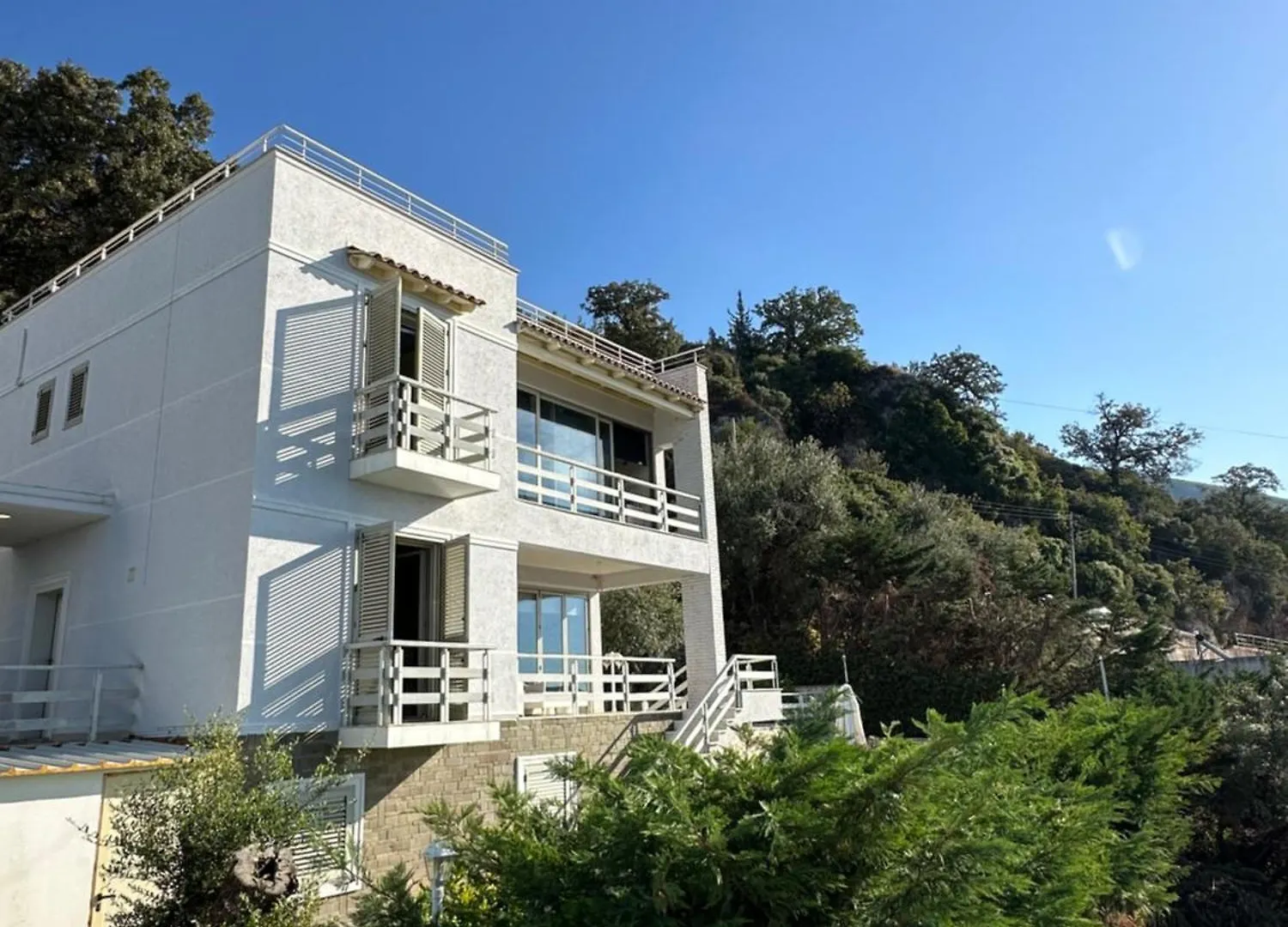 Villa Dhermi contacts